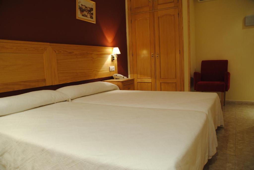 Hotel Alegria Banos De Montemayor Chambre photo