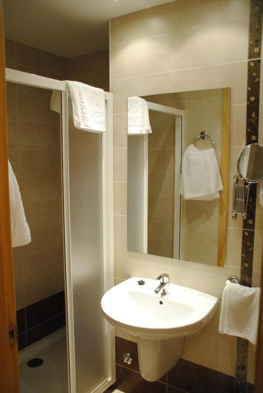 Hotel Alegria Banos De Montemayor Chambre photo