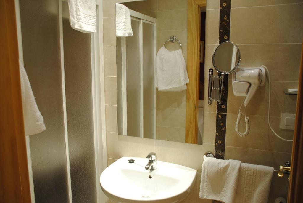 Hotel Alegria Banos De Montemayor Chambre photo